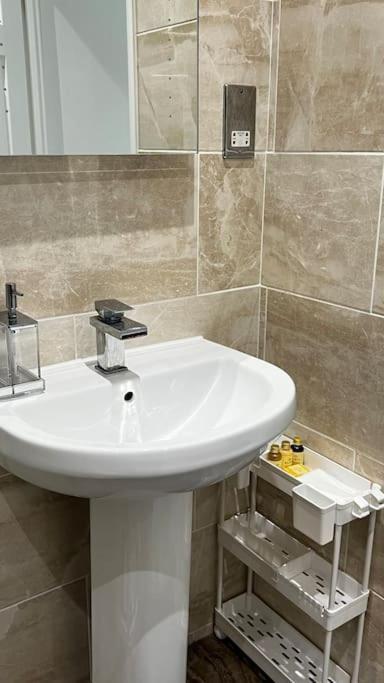 Cheerful 3 Bedroom Townhouse With Free Parking. Billericay Ngoại thất bức ảnh